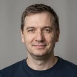 Улыбающийся мужчина из раздела отзывов о симуляторах атмосферы реального казино от Wmg Nic
