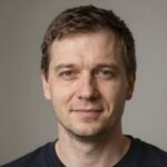 Улыбающийся клиент Wmg Nic делится положительным отзывом о прозрачности условий ставок в симуляторе казино