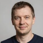 Уверенный мужчина средних лет, представляющий объективный взгляд Wmg Nic на симуляторы атмосферы казино